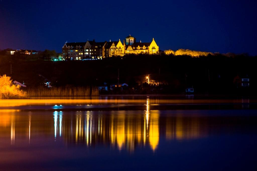 Montauk Manor Ξενοδοχείο Εξωτερικό φωτογραφία The Ocean House at night