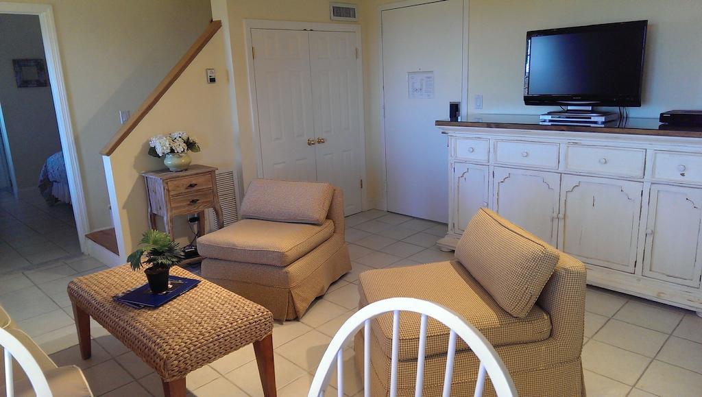 Montauk Manor Ξενοδοχείο Δωμάτιο φωτογραφία Living room in a typical condominium