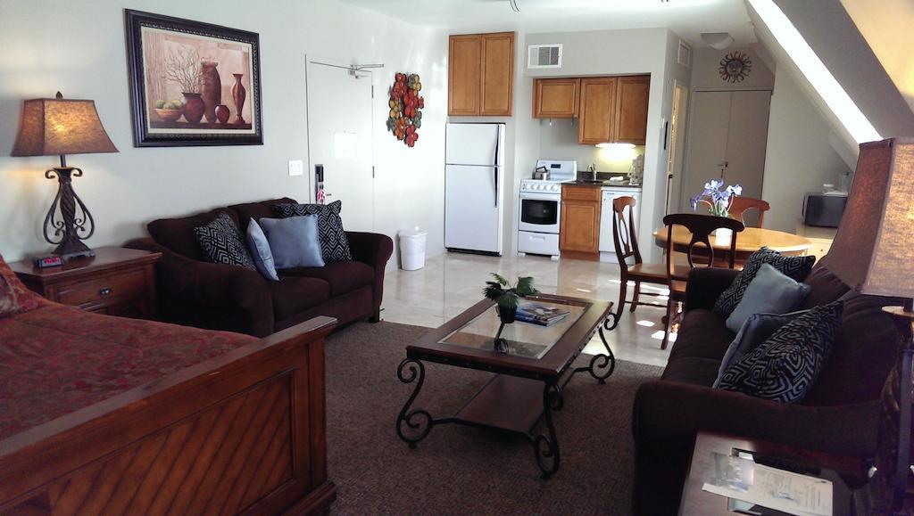 Montauk Manor Ξενοδοχείο Δωμάτιο φωτογραφία A living room in a typical apartment at the complex