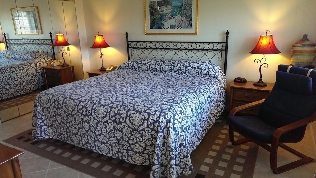 Montauk Manor Ξενοδοχείο Δωμάτιο φωτογραφία A bed with a bedsheet