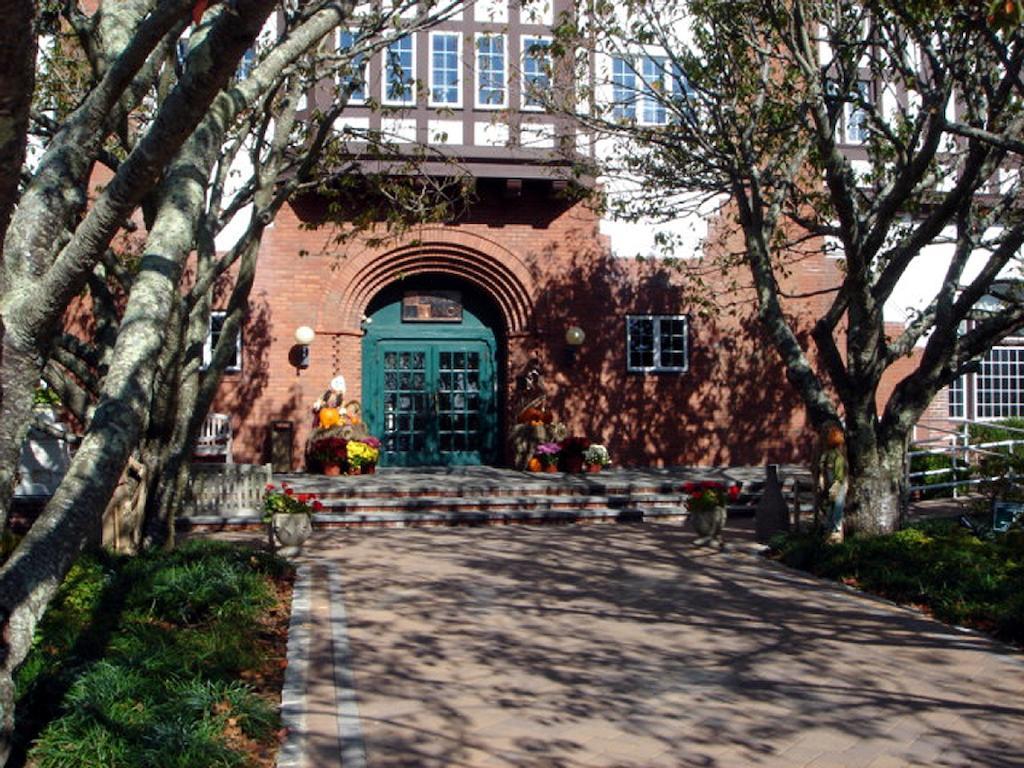 Montauk Manor Ξενοδοχείο Εξωτερικό φωτογραφία The entrance to the school