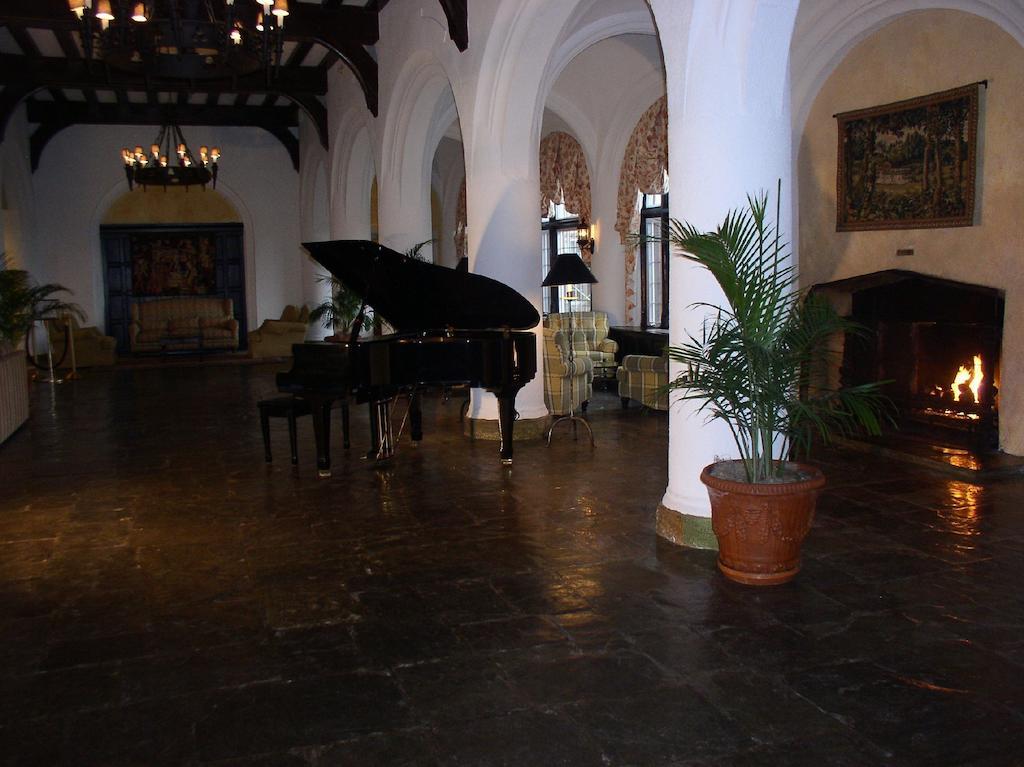 Montauk Manor Ξενοδοχείο Εξωτερικό φωτογραφία The lobby of the Hotel del Monte