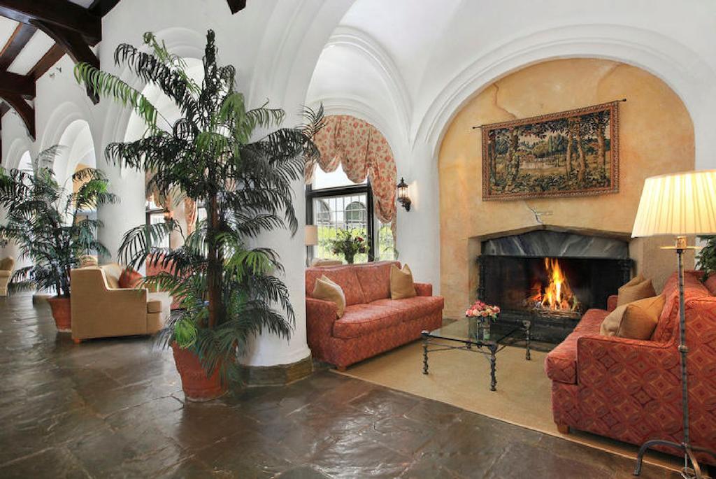 Montauk Manor Ξενοδοχείο Εξωτερικό φωτογραφία The lobby at the Hotel del Luna