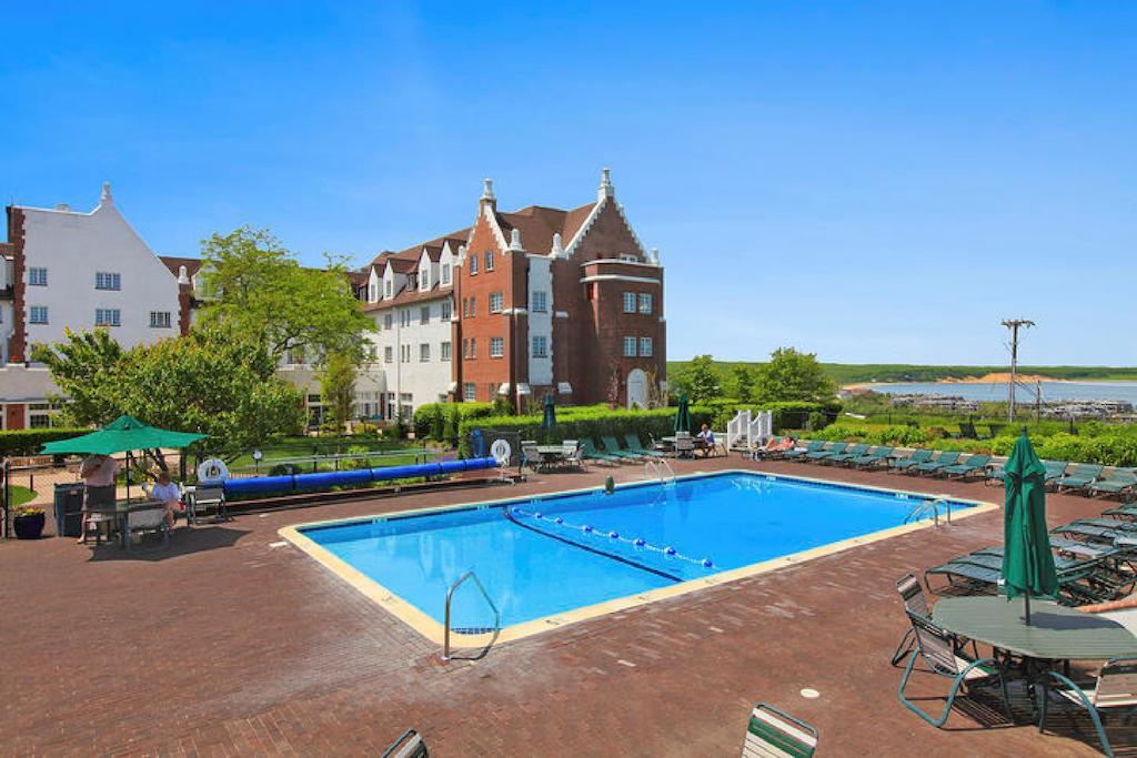 Montauk Manor Ξενοδοχείο Εξωτερικό φωτογραφία The swimming pool at the hotel