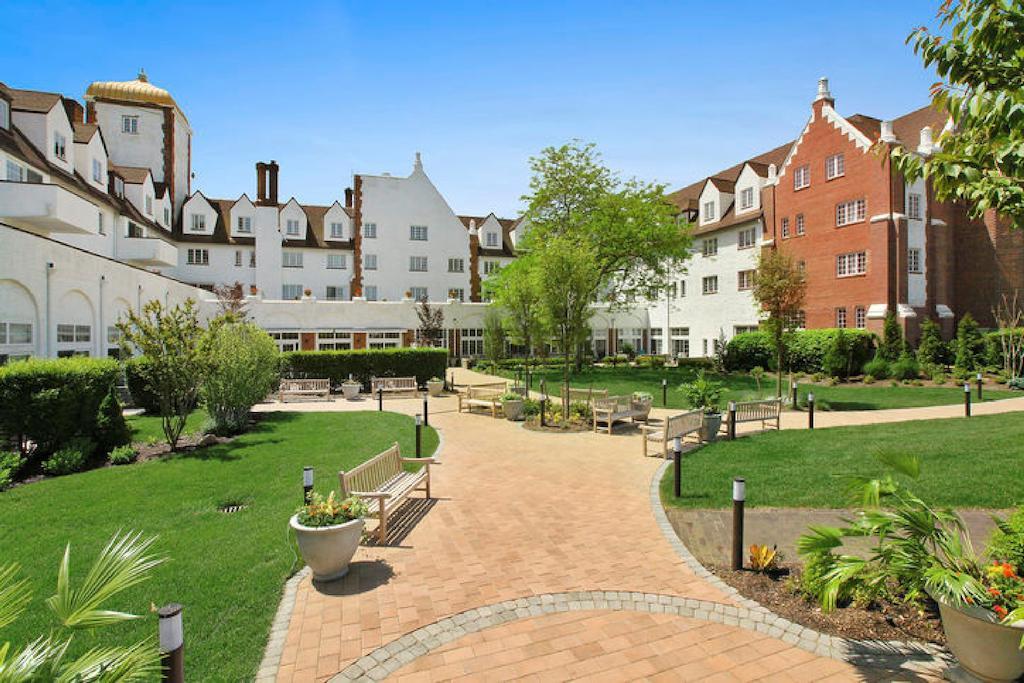 Montauk Manor Ξενοδοχείο Εξωτερικό φωτογραφία The courtyard at the former St. Mary's Hospital