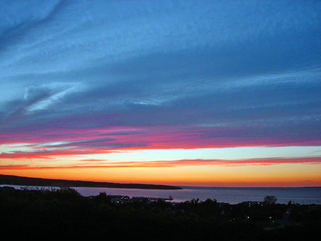 Montauk Manor Ξενοδοχείο Εξωτερικό φωτογραφία Sunset over the Gulf of Riga