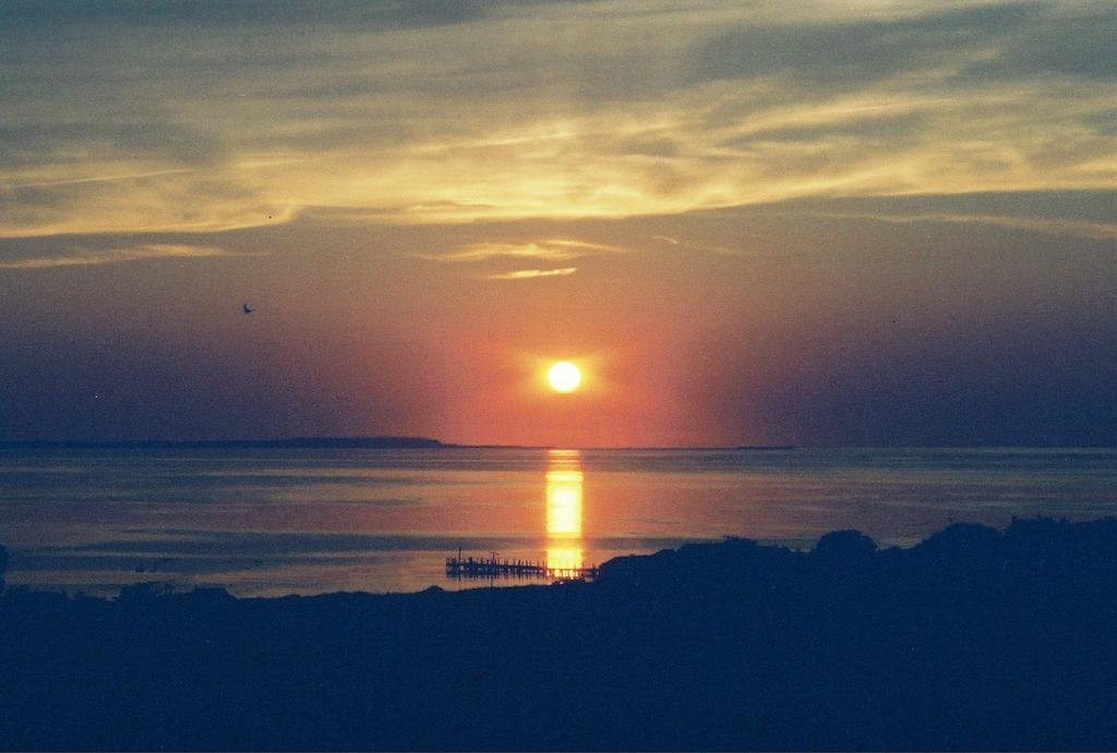 Montauk Manor Ξενοδοχείο Εξωτερικό φωτογραφία Sunset over the Gulf of Riga