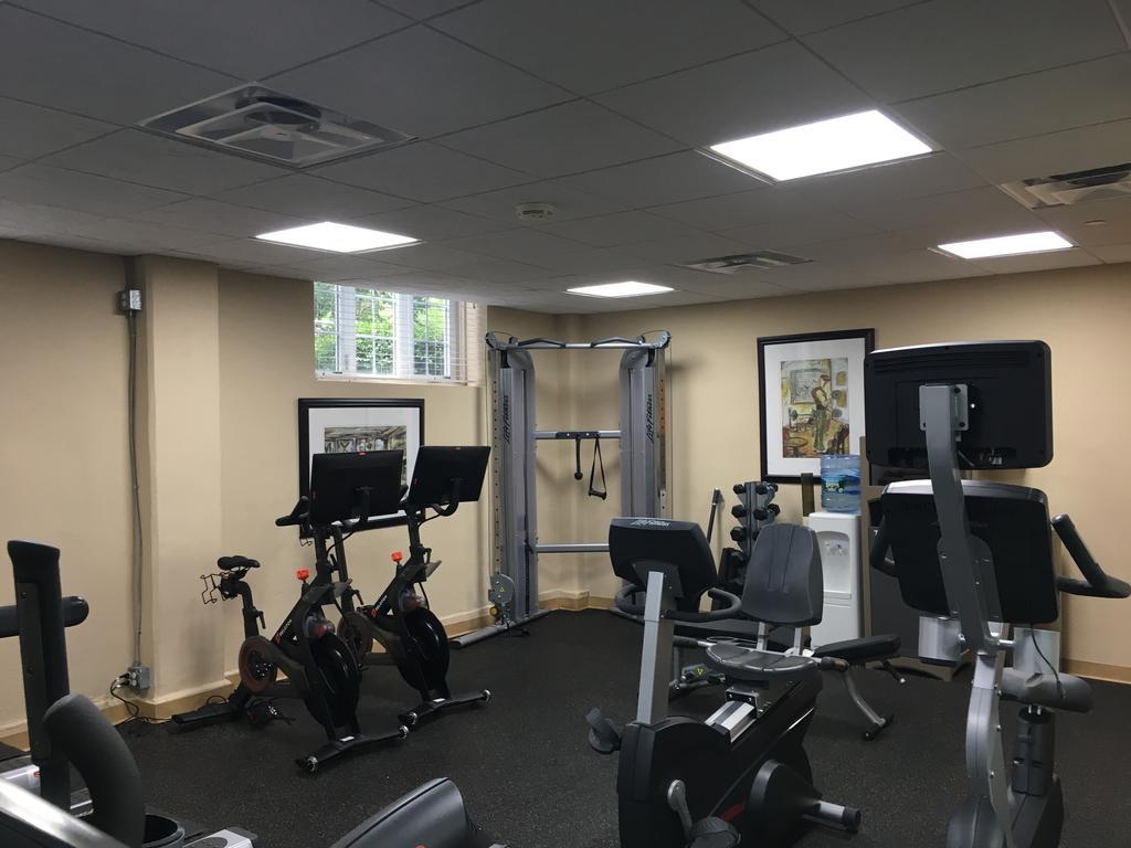 Montauk Manor Ξενοδοχείο Εξωτερικό φωτογραφία The gym at the school